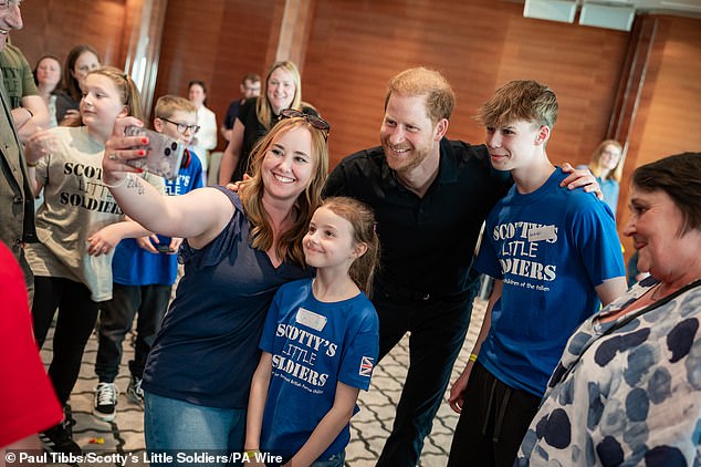 Er nahm an Spielen teil und sprach mit den Jugendlichen im Rahmen der unterhaltsamen Veranstaltung, die Scotty's Little Soldiers in London veranstaltete