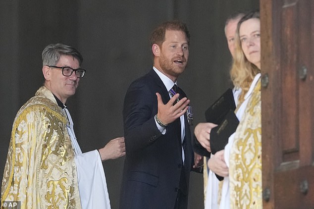 Prinz Harry spricht mit Gästen und Mitgliedern des Klerus, als er zur Veranstaltung in St. Paul's anlässlich des 10. Jahrestages der Invictus Games eintrifft