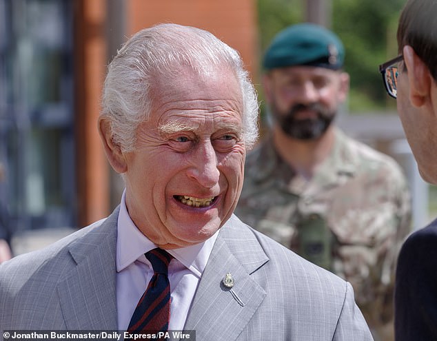 König Charles III. bei einem Besuch in der Gibraltar-Kaserne in Minley, Hampshire, heute Nachmittag