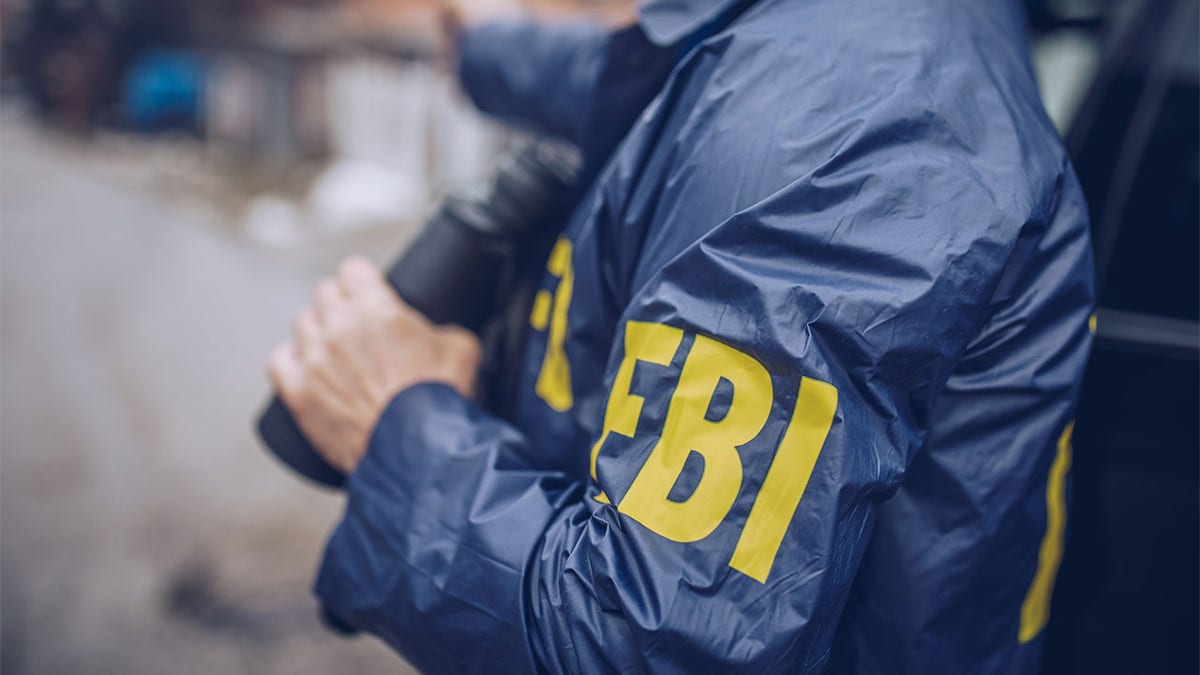 Ein FBI-Agent in blauer Jacke mit gelbem Schriftzug
