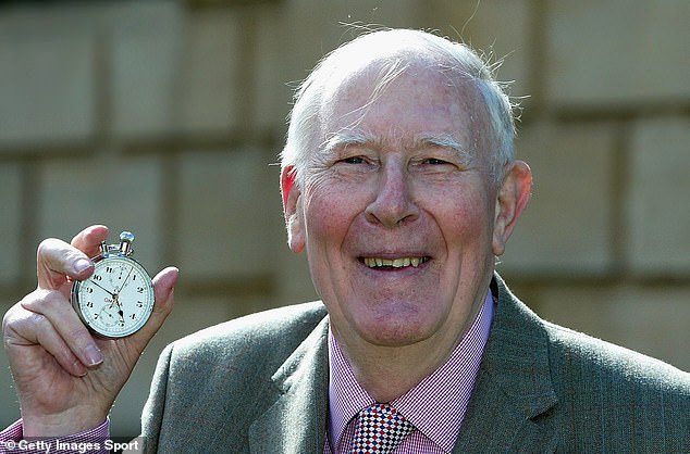 Sir Bannister, hier im Alter von 75 Jahren, posiert mit der Stoppuhr, die seine Rekordmeile maß.