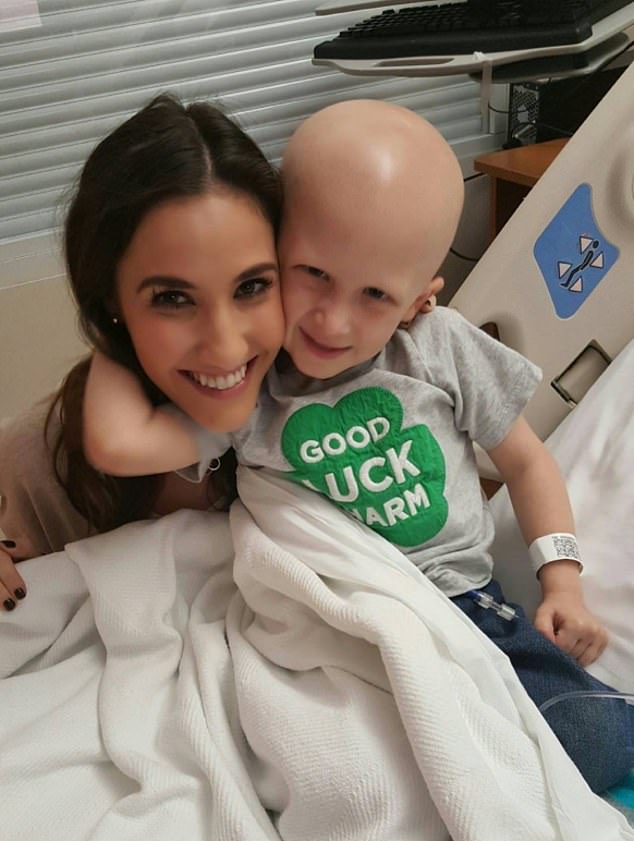 In den sozialen Medien geteilte Bilder zeigen einen aufgeweckten und glücklichen Jungen, der für Fotos mit Krankenhauspersonal posiert, hier mit Doktor Kate, und seiner Familie mit einem strahlenden Lächeln