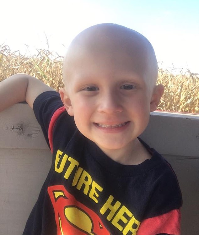Ein Onkologe teilte der Familie mit, dass sich der Krebs des Vierjährigen bereits vier Wochen nach der Operation am offenen Brustkorb ausgebreitet habe und große Tumore seine Bronchien und sein Herz komprimiert hätten