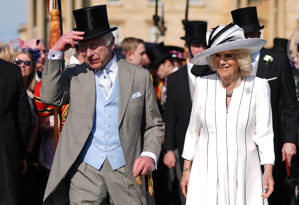 Königin Camilla ehrt Königin Elizabeth II., indem sie bei der Buckingham Palace Garden Party ihre Brosche trägt