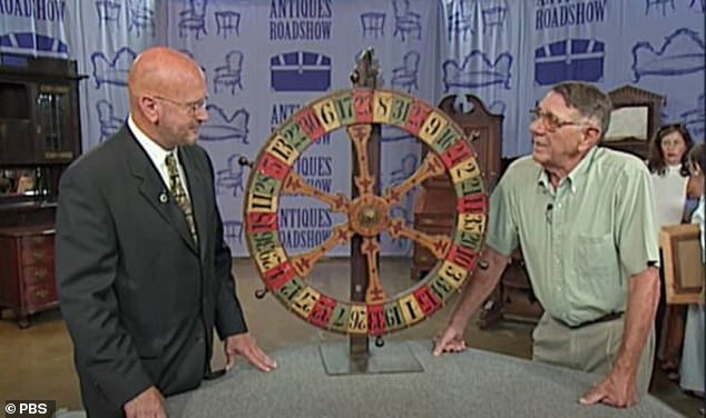Während der Show konnten die Zuschauer zu Hause dabei zusehen, wie der Experte Brad Witherell (links) ein hölzernes Glücksspielrad aus dem 19. Jahrhundert begutachtete und schockierenderweise enthüllte, dass es etwa 4.000 US-Dollar wert war