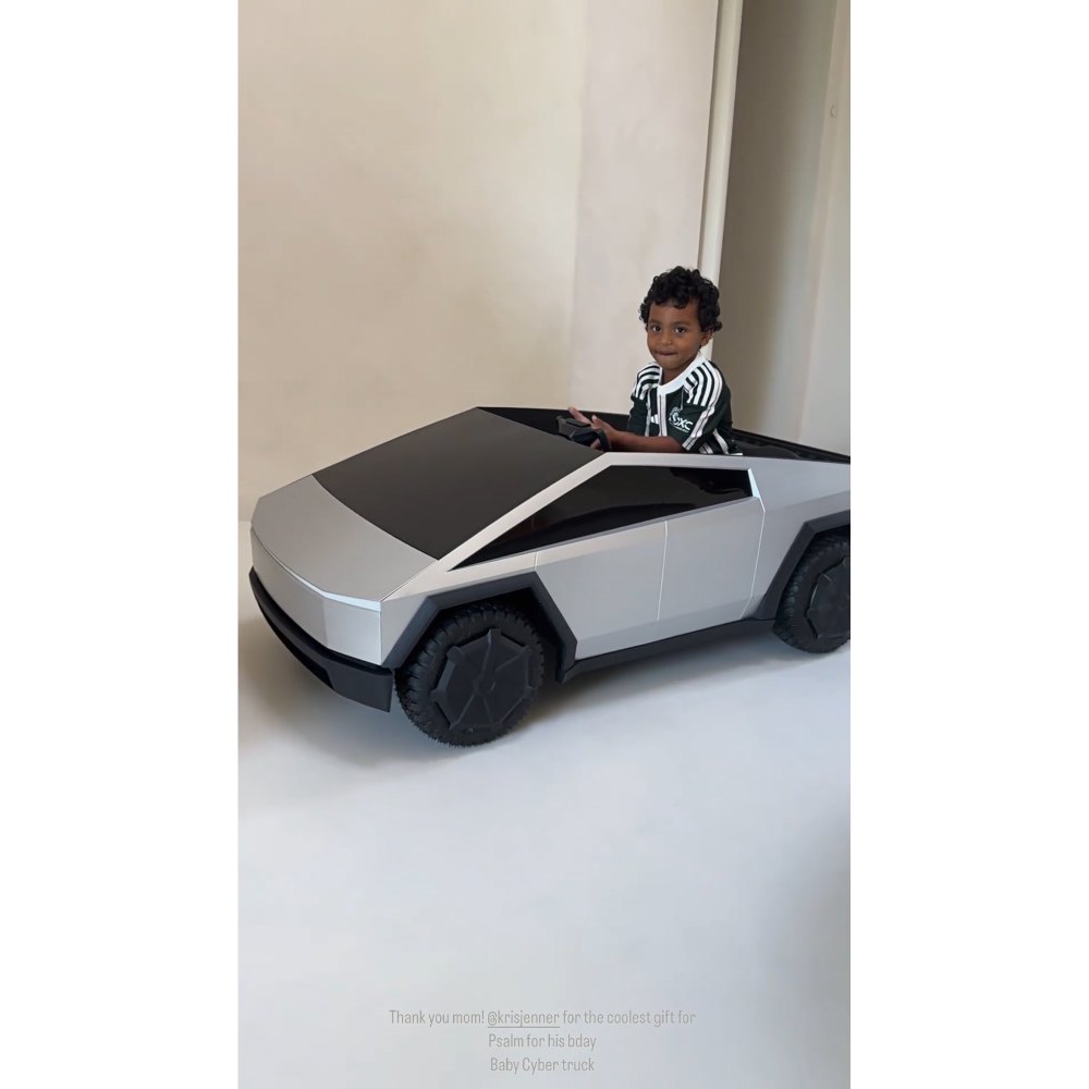 Kim Kardashians Sohn Psalm bekommt zum 5. Geburtstag eine Miniversion ihres Autos: „Now You Match Mommy“