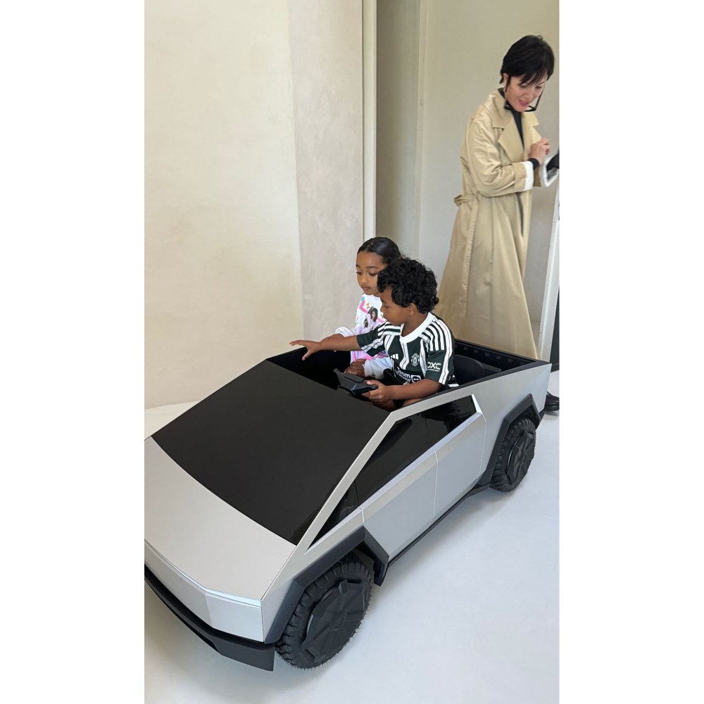 Kim Kardashians Sohn Psalm bekommt zum 5. Geburtstag eine Miniversion ihres Autos: „Now You Match Mommy“