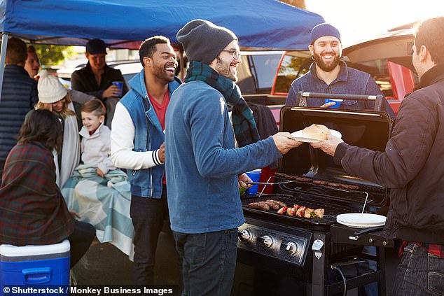 Tailgating ist in den USA ein gemeinschaftliches Barbecue-Treffen im großen Stil vor dem American-Football-Spiel