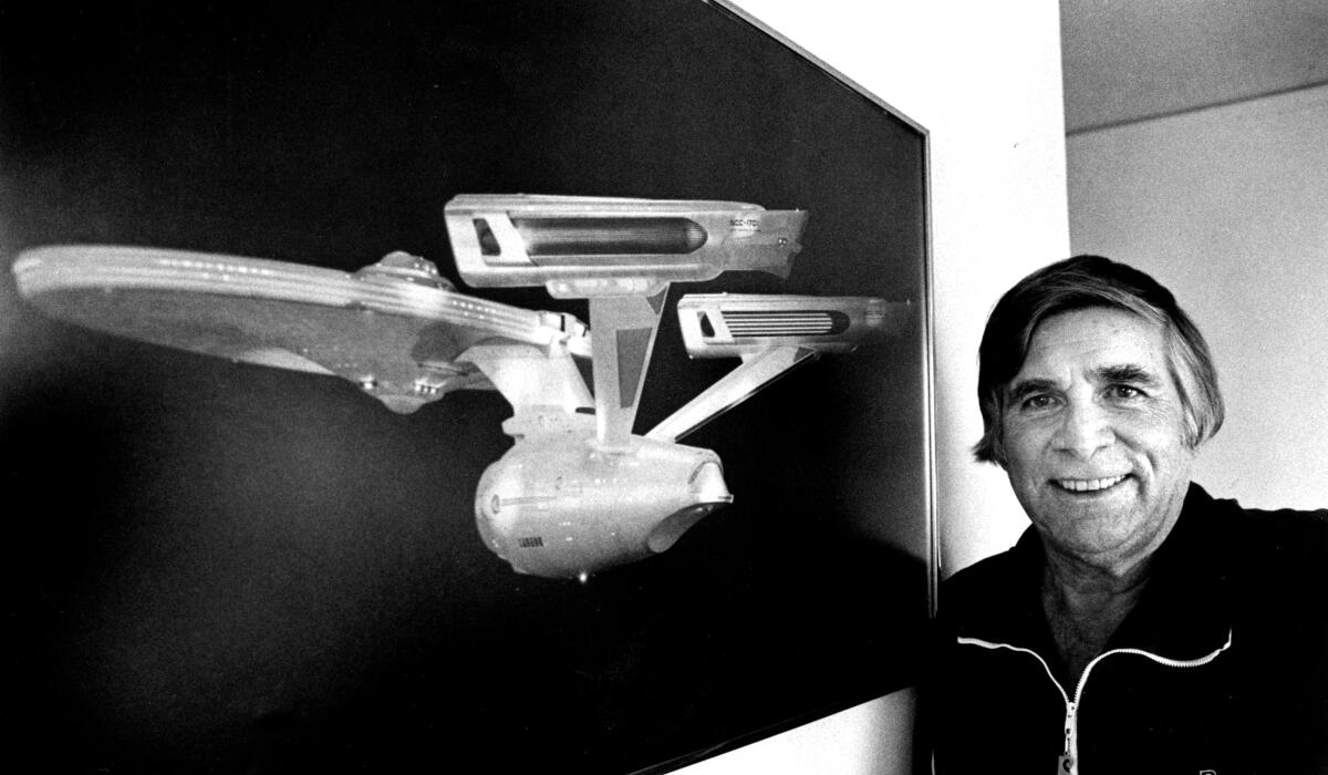 Gene Roddenberry, Schöpfer von "Star Trek," mit einem Bild des Raumschiffs Enterprise im Jahr 1984.