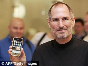 Der damalige CEO von Apple, Steve Jobs, mit dem iPhone