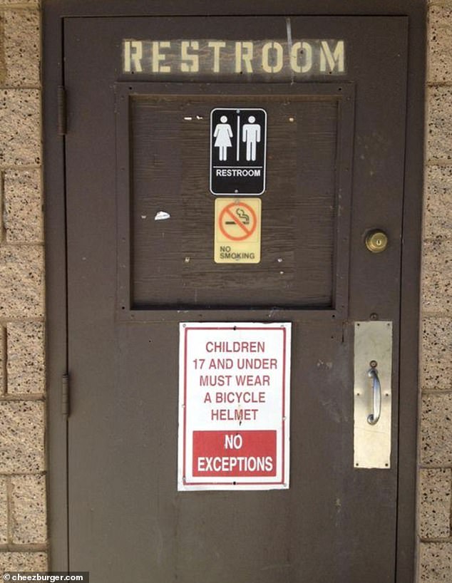 Dieses bizarre Schild, das in den USA auf einer Toilette entdeckt wurde, warnte, dass Kinder unter 17 Jahren einen Helm tragen müssen, um diese Einrichtungen zu nutzen