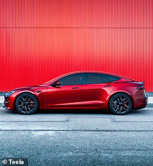 Das Tesla Model S (im Bild) ist länger als 5 Meter, was bedeutet, dass es auf einigen von der Gemeinde betriebenen öffentlichen Parkplätzen „nicht parkbar“ ist