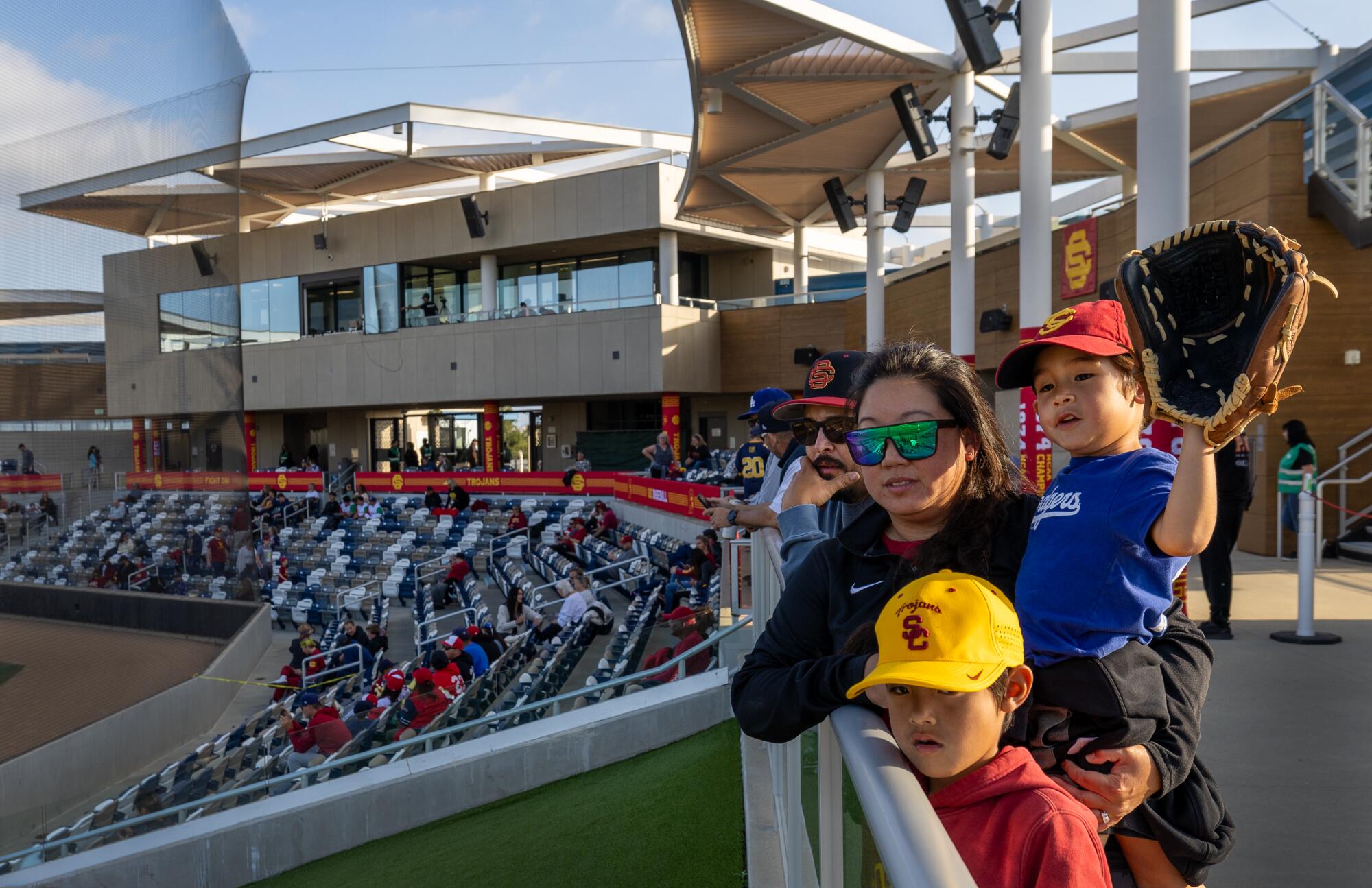 Bobby und Blaire Burkitt und ihre Kinder Tre (8) und Nicholas (6) sehen zu, wie sich USC vor dem Spiel am 3. Mai in Irvine aufwärmt.