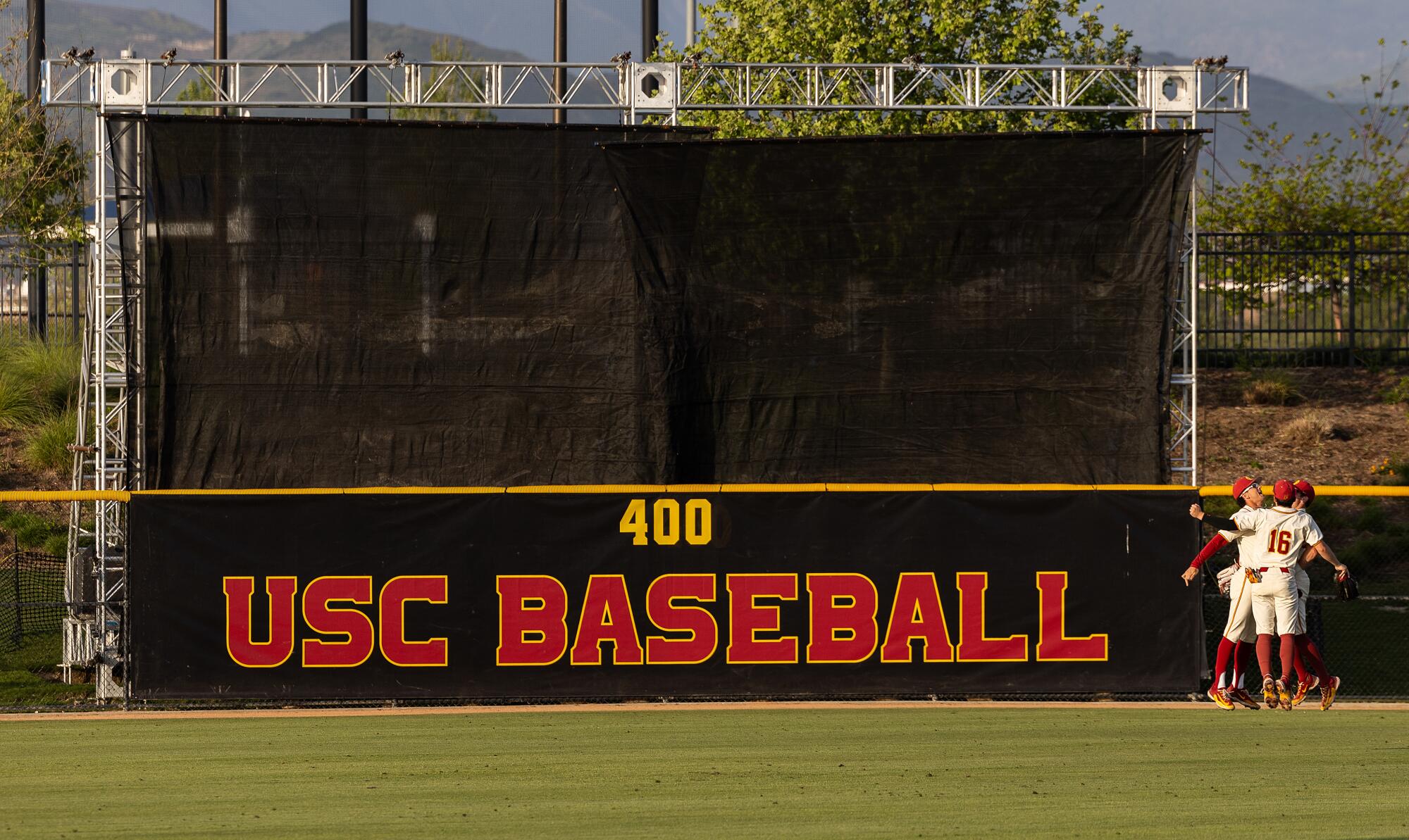 USC-Outfielder feiern am 3. Mai neben dem Batter's Eye, das für USC im Great Park in Irvine gebaut wurde.