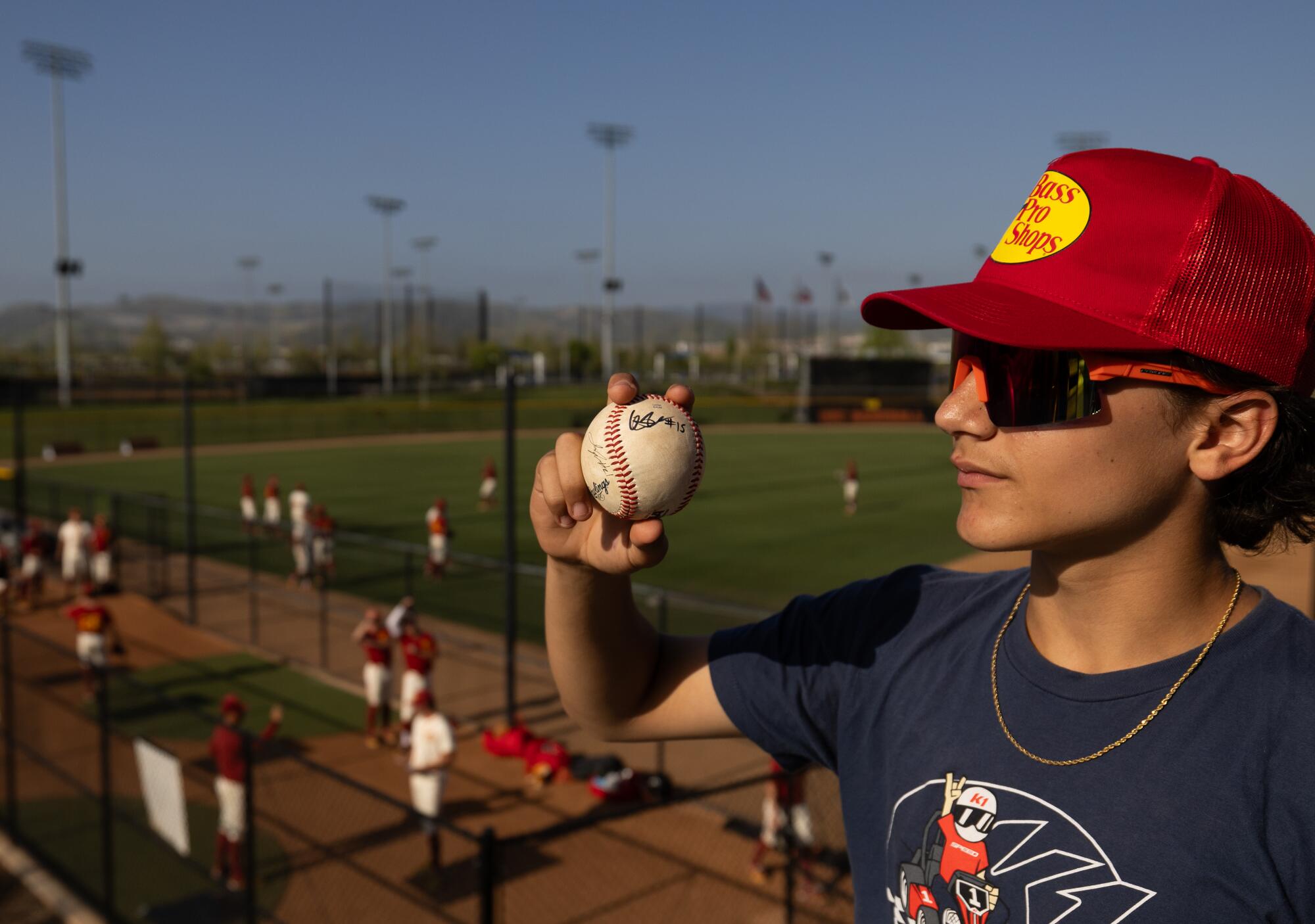 Josh Boatright, 14, aus Irvine zeigt vor dem Spiel am 3. Mai sein Autogramm auf einem Baseball von USC-Infielder Ethan Hedges.