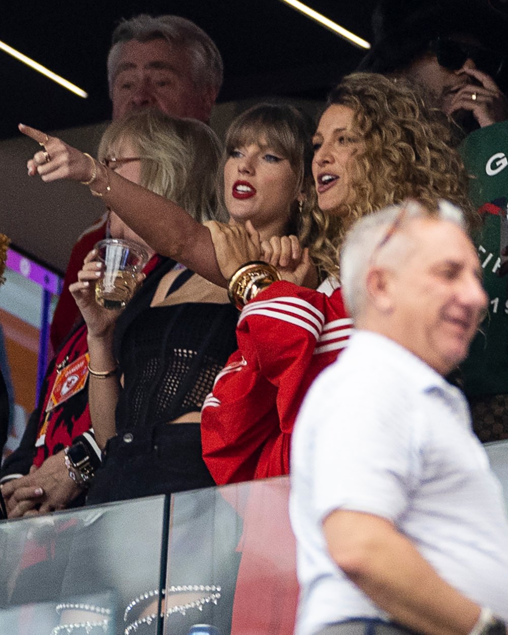 Taylor Swift-Tänzer scheinen ihre Reaktionen bei Travis Kelces Spielen während „So High School“ nachzuahmen