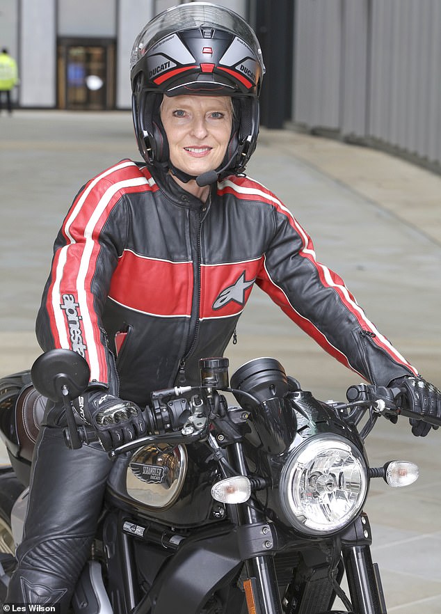 Nicola entspannt sich, indem sie ihre Lederkleidung anzieht und auf ihrem Motorrad, einer Ducati Cafe Racer, davonbraust