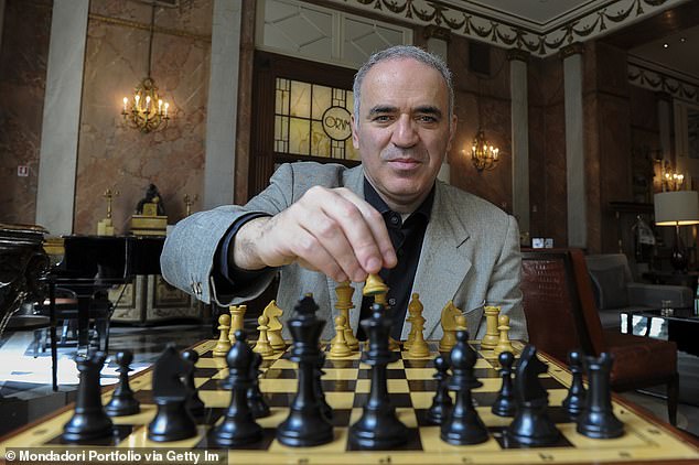IBM war ein Vorreiter der KI.  Der weltweite Publicity-Coup gelang ihm 1996/97, als sein Deep Blue-Computer den Schachmeister Garry Kasparov besiegte