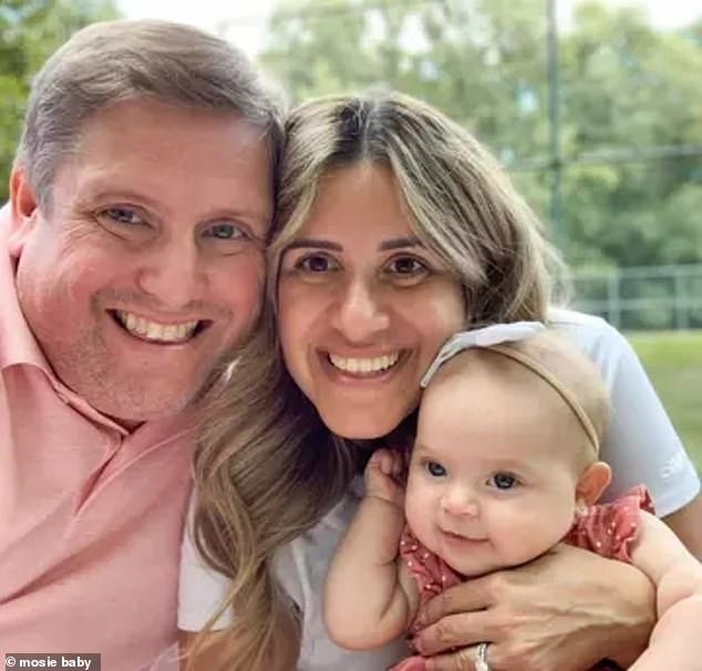 Ein Paar aus New Jersey wurde ebenfalls beim dritten Versuch mit Mosie Baby schwanger.  „Wir begannen zu akzeptieren, dass es einfach nicht so sein sollte“, sagten sie, nachdem sie über 5.000 US-Dollar für mehrere IUI-Behandlungsrunden ausgegeben hatten
