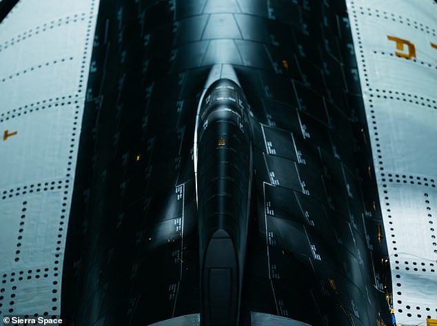 Dream Chaser ist das erste einer Flotte von Raumflugzeugen und wird am 26. April 2024 gestapelt in einer thermischen Vakuumtestkammer in der Neil Armstrong Test Facility der NASA gezeigt