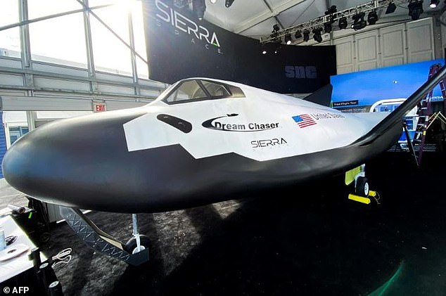 Ein lebensgroßes Besatzungsmodell des Raumflugzeugs Sierra Space Dream Chaser wird vor der Consumer Electronics Show (CES) am 4. Januar 2022 in Las Vegas, Nevada, ausgestellt