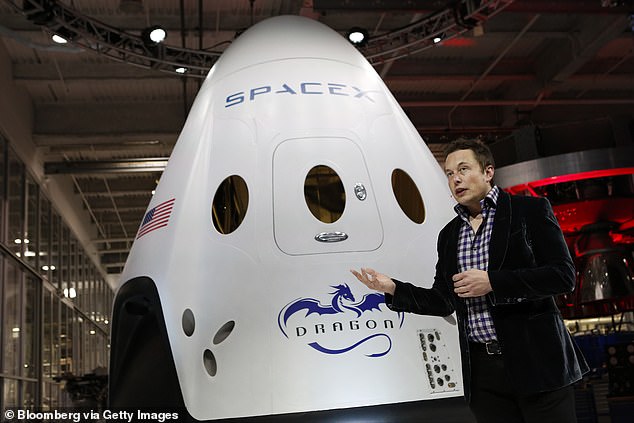 Im Bild: SpaceX-Chef Elon Musk mit der Raumsonde Crew Dragon des Unternehmens.  Die NASA hofft, Boeings Starliner als zweiten „Taxi“-Dienst für ihre Astronauten zur ISS zu zertifizieren – eine Rolle, die SpaceX seit 2020 übernimmt