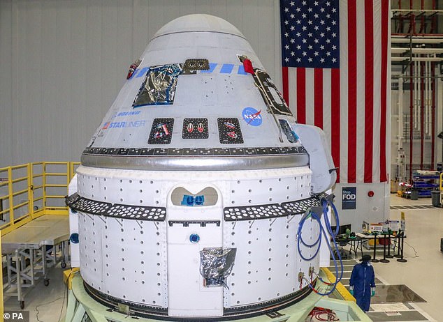 Abgebildet ist das Konkurrenzraumschiff Starliner von Boeing im Kennedy Space Center in Florida, das immer noch darauf abzielt, Besatzungsmitglieder zur ISS zu transportieren