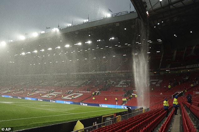 Als gegen Ende der 0:1-Niederlage gegen Arsenal ein Gewitter begann, mussten die Fans die betroffenen Gebiete schnell räumen