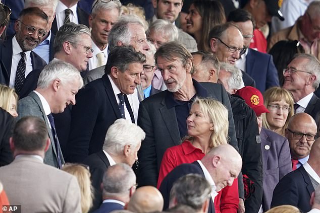 Der Minderheitseigentümer von Man United, Sir Jim Ratcliffe (Mitte), war bei dem Duell anwesend.  Er hat versprochen, in die Verbesserung des Stadions zu investieren