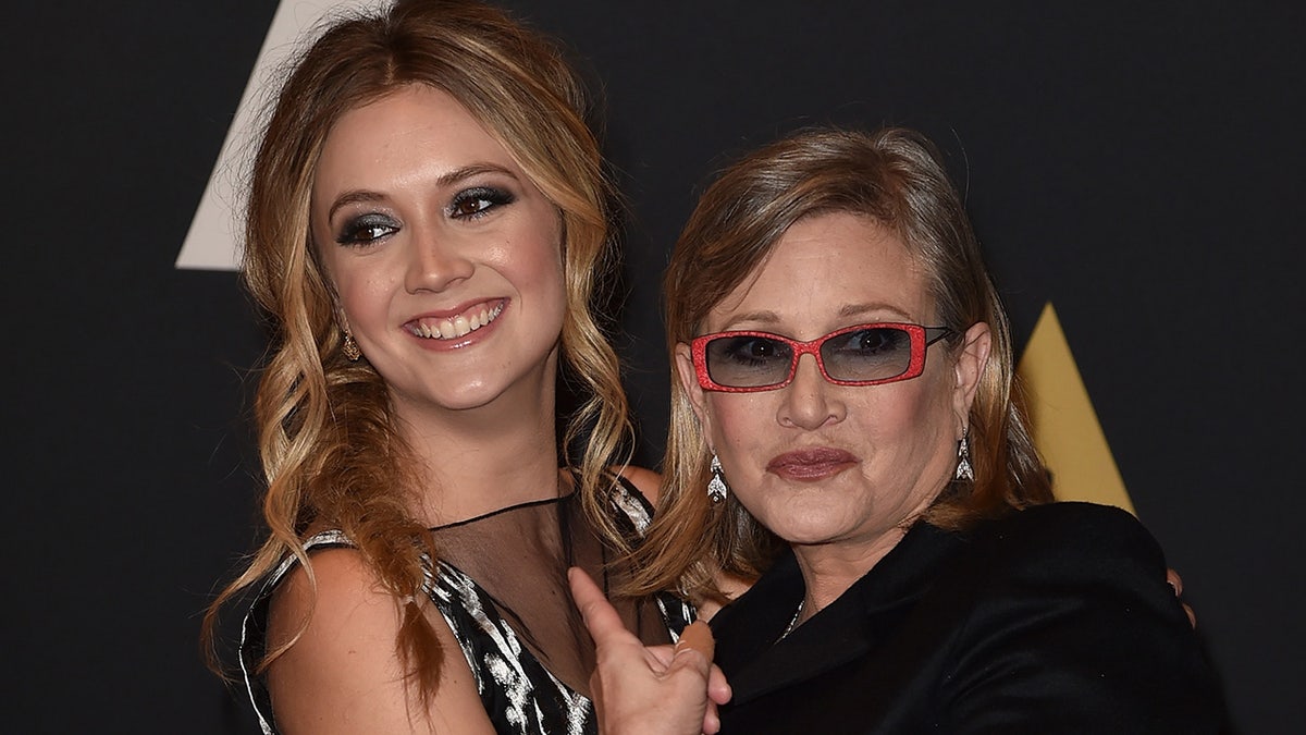 Carrie Fisher umarmt Tochter Billie Lourd