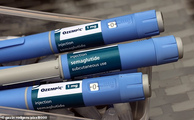 Drei Semaglutid-Stifte, die das Medikament Ozempic zur Gewichtsabnahme enthalten