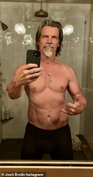 Heiße Sache: Josh Brolin, 54, zeigte in einem Spiegel-Selfie seine sehr straffe Brust und würdigte damit sein Training für den neuen Dune-Film