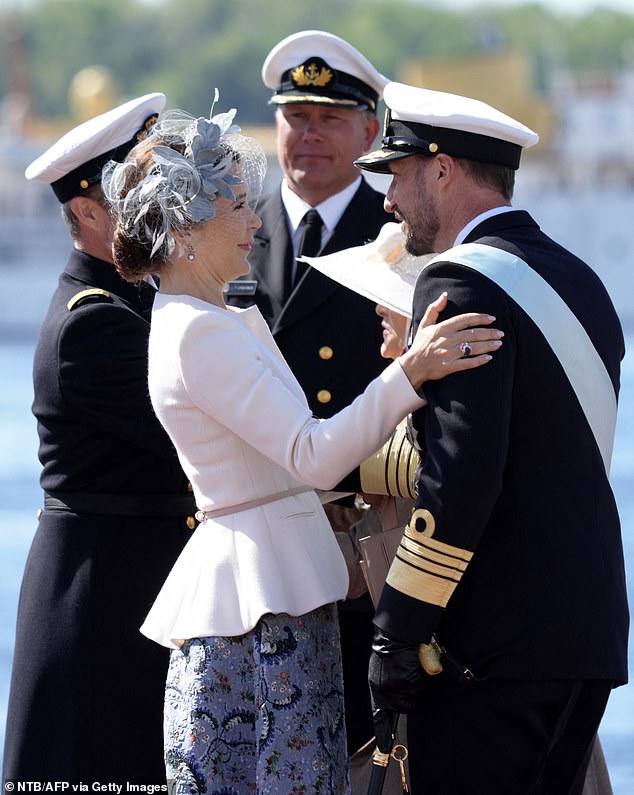 Königin Mary lächelte, als sie Kronprinz Haakon von Norwegen begrüßte