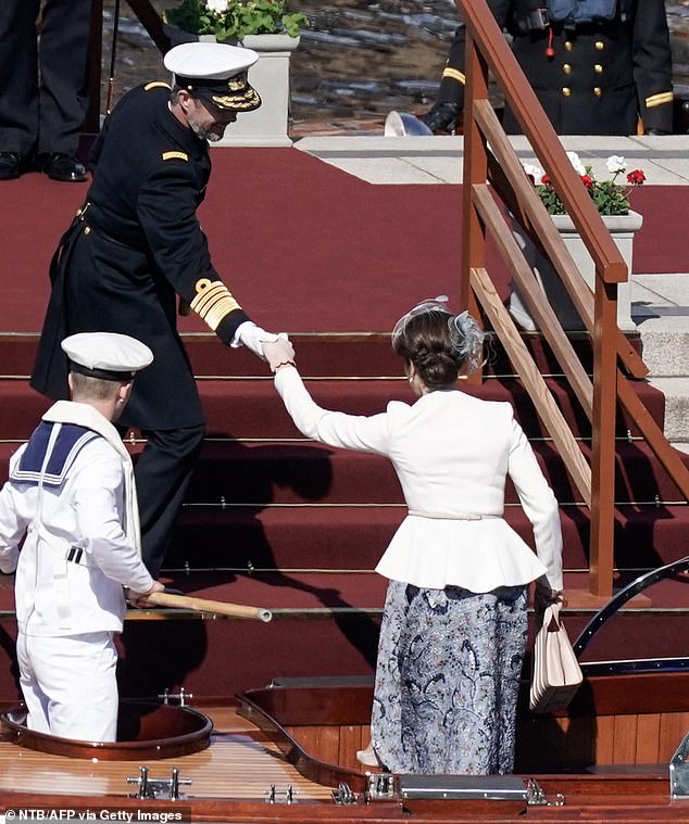 König Frederik half seiner Frau die Treppe hinauf, als sie von ihrem königlichen Boot stieg