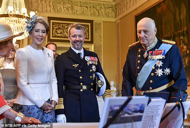 Königin Sonja, Königin Mary, König Frederik und König Harald tauschen Geschenke im Königspalast aus