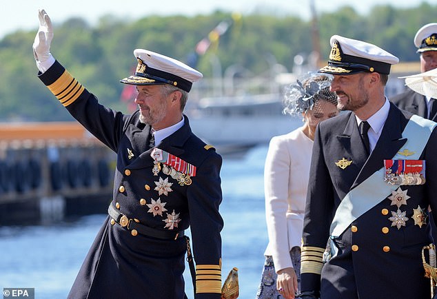 König Frederik winkt den Fans zu, als er mit seiner Frau Königin Mary in Oslo ankommt
