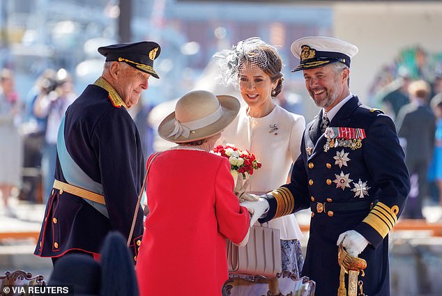 Maria und Frederik waren bester Laune, als sie von König Harald und Königin Sonja von Norwegen begrüßt wurden
