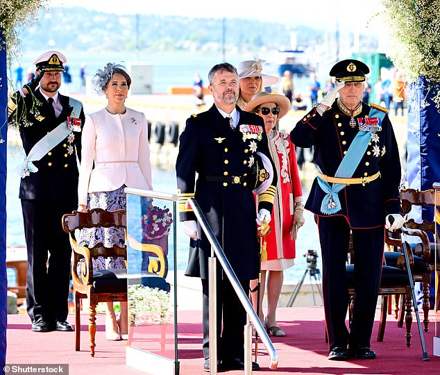 Königin Mary steht bei ihrer Ankunft in Oslo zu einem Staatsbesuch hinter ihrem Mann