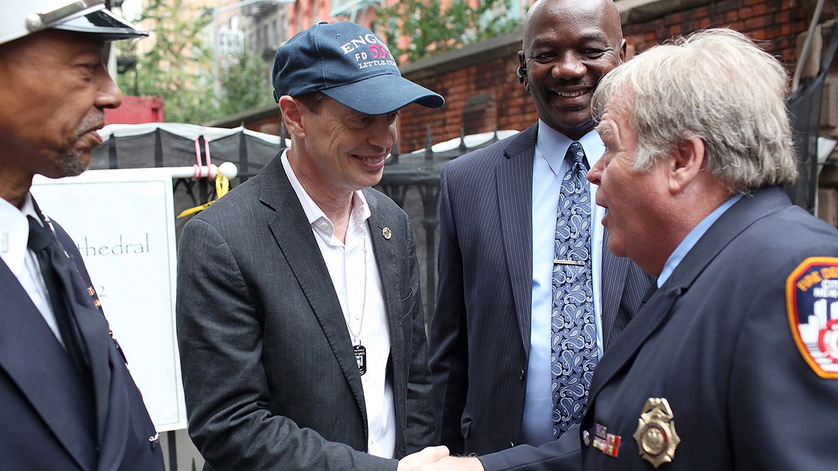 Steve Buscemi schüttelt New Yorker Feuerwehrleuten die Hand
