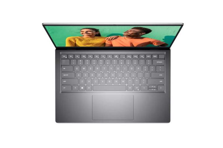 Eine Vogelperspektive eines Dell Inspiron 14-Laptops auf weißem Hintergrund.