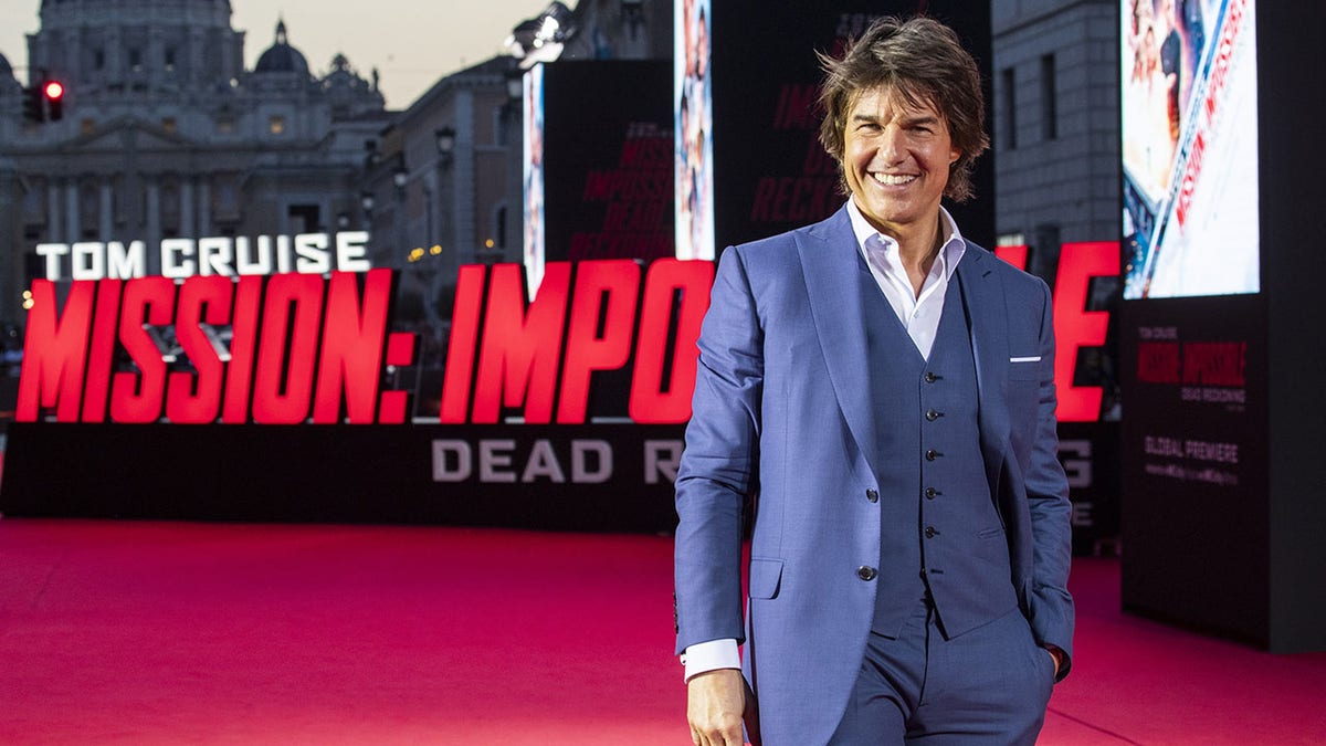 Tom Cruise läuft bei der Premiere von „Mission Impossible“ über den roten Teppich