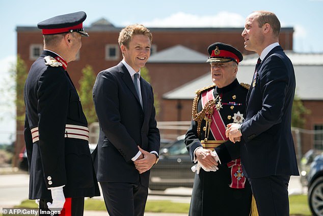 Prinz William (rechts) wird von General Timothy Granville-Chapman (rechts), Hugh Grosvenor, dem Herzog von Westminster (links) und John Peace (links) begrüßt, als er zur offiziellen Übergabe des Verteidigungs- und Nationalen Rehabilitationszentrums eintrifft.