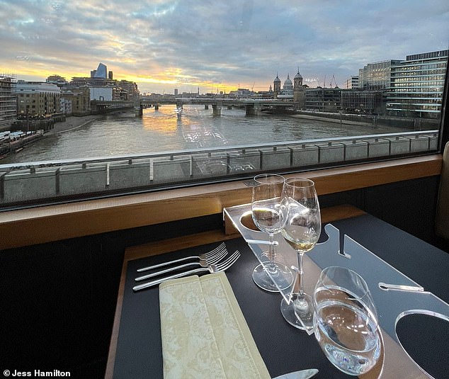 „Der Höhepunkt bleibt der ständig wechselnde Blick auf die wichtigsten Sehenswürdigkeiten Londons“, schreibt Jess.  Abgebildet ist der Sonnenuntergang über der London Bridge