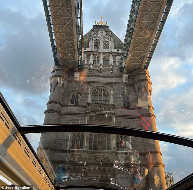 Tower Bridge, der Tower of London, St Paul's Cathedral, Westminster Abbey und Harrods sind nur einige der ausgestellten Attraktionen