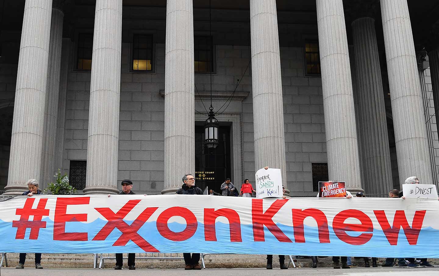 Klimaaktivisten protestieren am ersten Tag des Exxon Mobil-Prozesses vor dem Gebäude des Obersten Gerichtshofs des Staates New York am 22. Oktober 2019.