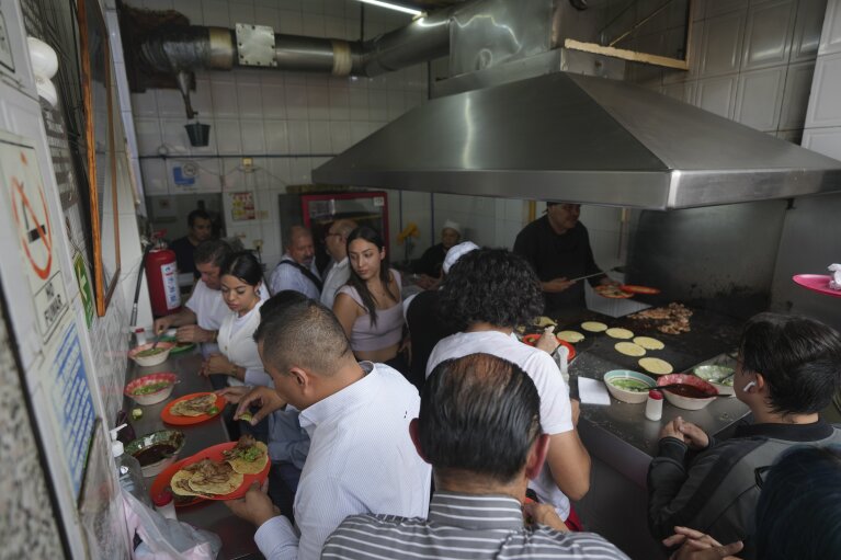 Eine Draufsicht auf den Taco-Stand Tacos El Califa de León in Mexiko-Stadt, Mittwoch, 15. Mai 2024. Tacos El Califa de León ist der erste Taco-Stand überhaupt, der vom französischen Restaurantführer einen Michelin-Stern erhalten hat.  (AP Photo/Fernando Llano)