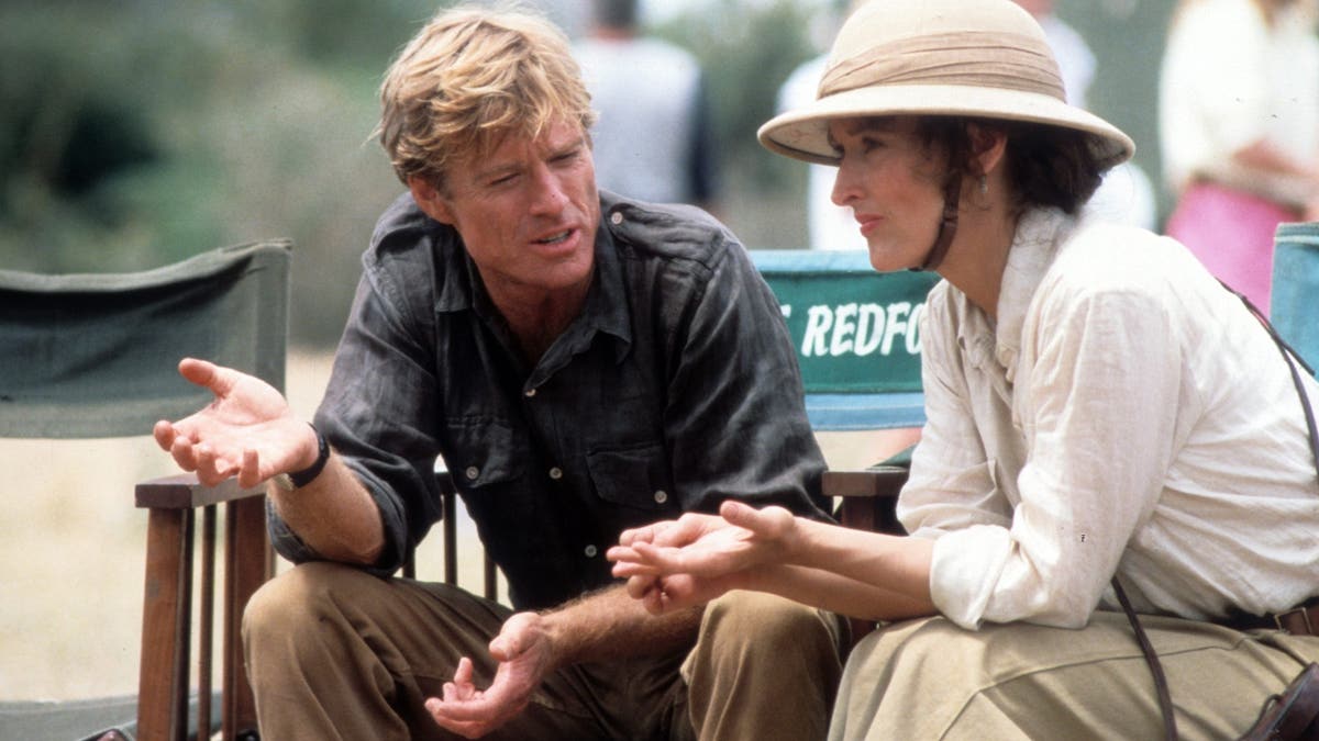 Robert Redford und Meryl Streep unterhalten sich am Set von Out of Africa