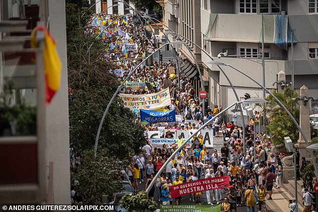 Am 20. April versammelten sich Demonstranten auf dem Weyler-Platz in der Hauptstadt Santa Cruz auf Teneriffa, dem Ausgangspunkt für einen Marsch auf der bei den Briten beliebten Ferieninsel
