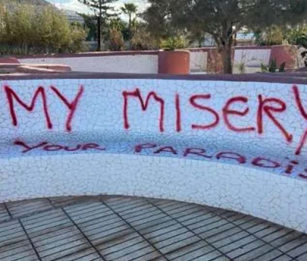 Auf den Balearen ist ein Graffiti mit der Aufschrift „Mein Elend, dein Paradies“ zu sehen