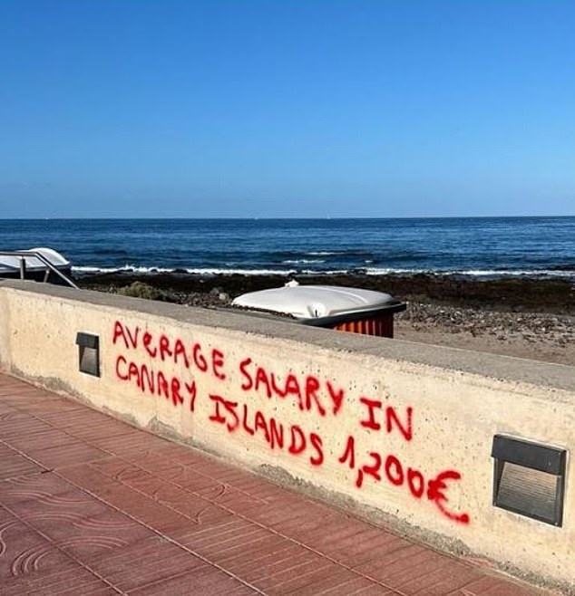 Die spanischen Inseln sind von Meeresverschmutzung, Verkehrsstau und einem Mangel an billigem, bezahlbarem Wohnraum bedroht, was auf die steigenden Immobilienpreise aufgrund von Ferienunterkünften im Airbnb-Stil zurückzuführen ist